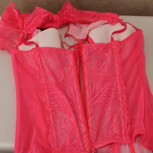 K&ouml;nnte beinhalten: Ein Set aus drei Keramikbechern mit gesprenkelter, matter Oberfl&auml;che. Die Becher sind in Creme-, Hellgrau- und Dunkelgraut&ouml;nen gehalten. Jeder Becher hat ein schlichtes, minimalistisches Design, ideal f&uuml;r Kaffee oder Tee.