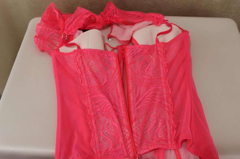 K&ouml;nnte beinhalten: Ein Set aus drei Keramikbechern mit gesprenkelter, matter Oberfl&auml;che. Die Becher sind in Creme-, Hellgrau- und Dunkelgraut&ouml;nen gehalten. Jeder Becher hat ein schlichtes, minimalistisches Design, ideal f&uuml;r Kaffee oder Tee.