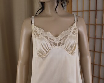 Vintage Vassarette Size 44" Beige/Cream Full Slip