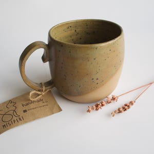 Tazza in gres maculato fatta a mano, tazza da caffè color senape terrosa da 280 ml, ceramica unica realizzata al tornio.