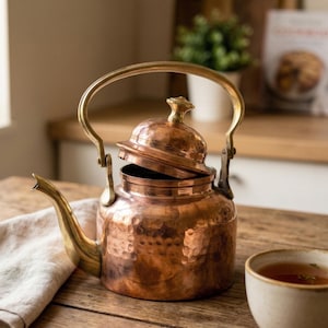 Personlig hamrad kopparvattenkokare med mässingshandtag – Graverad handgjord vintage ayurvedisk dryckespresent