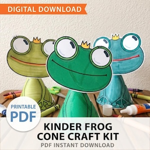 Op de afbeelding: Drie papieren kegelvormige kikkerknutsels in lichtgroen, middengroen en taling, elk met grote ogen, een kleine kroon en een brede glimlach. De tekst luidt DIGITAL DOWNLOAD, PRINTABLE PDF en KINDER FROG CONE CRAFT KIT PDF INSTANT DOWNLOAD.