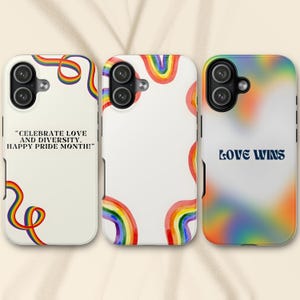 Puede incluir: Tres fundas para teléfono con diseños de temática Pride. Una funda tiene un diseño de cinta de arcoíris y el texto "CELEBRATE LOVE AND DIVERSITY. HAPPY PRIDE MONTH!". Otra presenta arcoíris de acuarela. La tercera funda tiene el texto "LOVE WINS".
