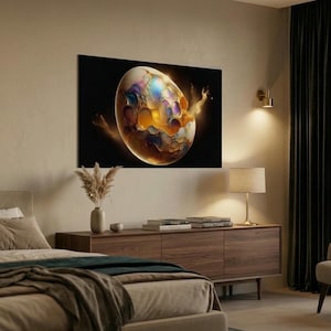 Puede incluir: Una gran impresión en lienzo abstracta que presenta un diseño colorido en forma de huevo con tonos de azul, amarillo y morado sobre un fondo negro. La obra de arte se exhibe sobre un mueble de madera en un dormitorio.