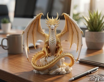 Pode incluir: Uma estatueta de dragão com um esquema de cores branco e dourado. A criatura tem asas grandes e abertas, uma cauda longa enrolada em torno de uma base rochosa e detalhes intrincados de escamas. O dragão está em uma posição sentada.