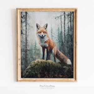 Pode incluir: Uma impressão de arte emoldurada com uma raposa vermelha em pé sobre uma rocha coberta de musgo numa floresta enevoada. A raposa tem pelo laranja e branco, orelhas pontiagudas e patas escuras. O fundo mostra pinheiros altos cinzentos.