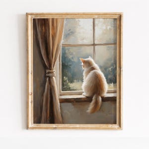 Op de afbeelding: Een ingelijst schilderij toont een lichtoranje kat die uit een raam kijkt. De kat zit op een houten vensterbank, met een gedeeltelijk getrokken bruine gordijn links. Het raam onthult een vage buitenscène met bomen en een zacht kleurenpalet.