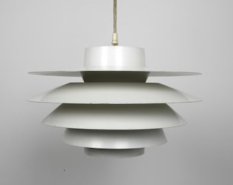 Lampa wisząca Verona zaprojektowana przez Svena Middelboe dla Nordisk Solar Company w Danii w latach 60. XX wieku.