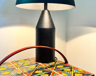 Zwarte paddenstoeltafellamp in Atollo-stijl in modern sculpturaal aluminium met hedendaagse minimalistische verlichting