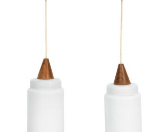 Vintage Scandinavische hangers met melkglas kappen en teak accenten paar jaren 60