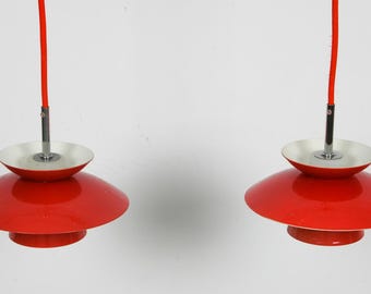 Paar Halo Tech Dallas-hanglampen, Deense moderne rood geëmailleerde hanglampen, Scandinavische plafondarmaturen, eigentijds Deens design