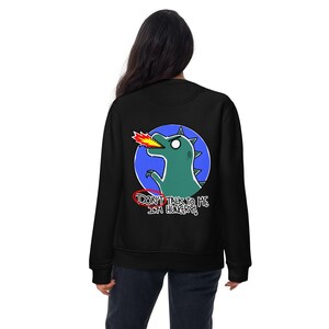 Puede incluir: Sudadera negra con un diseño de dinosaurio de dibujos animados en la espalda. El dinosaurio es verde, con un fondo de círculo azul, escupiendo fuego. El texto dice: "DON'T TALK TO ME I'M HUNGRY!"