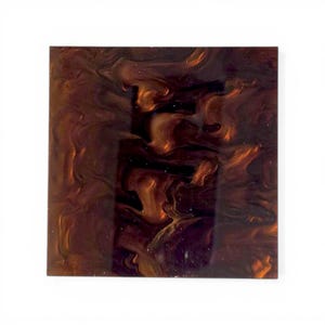 Pode incluir: Peça decorativa quadrada marrom com um padrão rodopiante e marmorizado em tons de marrom e cobre. A superfície tem um acabamento brilhante, e o design cria uma sensação de profundidade e movimento. A peça está em um fundo branco.
