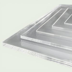 Puede incluir: Una pila de láminas acrílicas rectangulares transparentes de diferentes tamaños. Las láminas transparentes están apiladas, permitiendo el paso de la luz. Los bordes son limpios y afilados, creando una estética moderna. Medidas en centímetros.