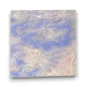 Peut inclure: Plaque carrée en acrylique avec un motif tourbillonnant dans les tons de blanc, bleu pâle et une touche de rose. Le motif ressemble à un ciel nuageux ou à du marbre. Les bords sont nets et la surface est lisse.