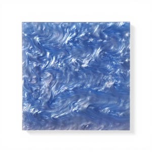 Könnte beinhalten: Quadratischer, blauer dekorativer Untersetzer mit einem wirbelnden, perlmuttartigen Design. Der Untersetzer hat eine glänzende Oberfläche und ein marmoriertes Aussehen mit Schattierungen von hell- und dunkelblau. Die quadratische Form ist ideal für ein Glas oder eine Tasse.