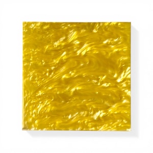 Puede incluir: Una pieza decorativa cuadrada, de color amarillo dorado, con un patrón arremolinado y veteado. La superficie tiene un acabado brillante, que refleja la luz y crea una textura visual dinámica. Los bordes son limpios y definidos.