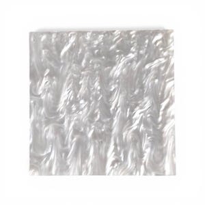 Peut inclure: Carreau décoratif carré blanc avec un motif marbré tourbillonnant. La surface a un éclat nacré, créant une texture visuelle dynamique. Les bords du carreau sont nets et droits, contrastant avec le design organique.