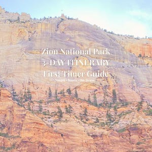 Pode incluir: Imagem do Parque Nacional de Zion com sobreposição de texto. O texto diz "Zion National Park 3-DAY ITINERARY First Timer Guide Simple Scenic No Stress". A imagem mostra uma grande formação rochosa com árvores e céu azul.