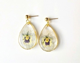 Pendientes colgantes de resina con forma de flor de pensamiento natural, con cierre de botón dorado, hipoalergénicos y hechos a mano.