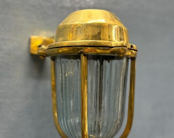 Lámpara de camarote de barco vintage / Aplique de pared de latón con jaula / Iluminación rústica para la decoración del hogar en la costa
