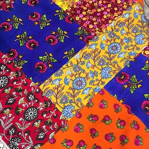 Toalha de mesa artesanal de retalhos colorida em estilo vintage para decoração.