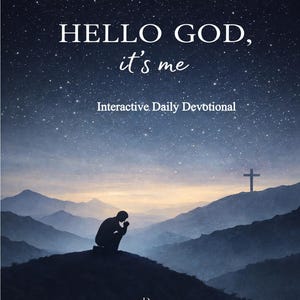 Puede incluir: Portada de libro con el título "HELLO GOD, it's me" en texto blanco sobre un cielo estrellado. La portada presenta una silueta de una persona rezando en una colina, con una cruz en una montaña distante. El autor es Daniel Ramirez.