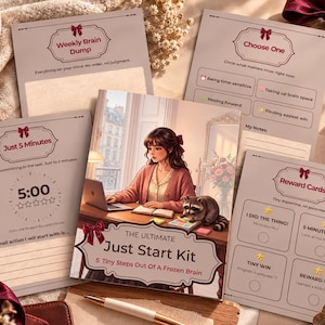 Può includere: Un set di schede di pianificazione stampate intitolate The Ultimate Just Start Kit, 5 Tiny Steps Out Of A Frozen Brain. Le schede presentano sezioni per Weekly Brain Dump, Choose One, Just 5 Minutes e Reward Cards, con un'illustrazione di una persona.