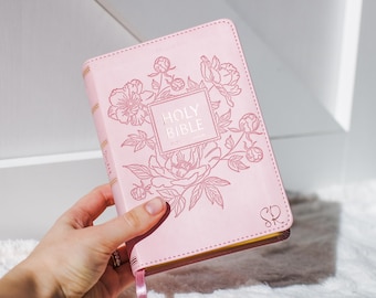 Benutzerdefinierte Name Rosa Bibel mit Namen eingraviert Kundenspezifisches Bibelgeschenk für Frauen Bibelstudiengeschenk KJV graviertes Bibelgeschenk für christliche Frauen klein