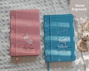 Personalisierte Baby Bibel Andenken für Baby Individuell gravierte Bibel für Jungen NLT Gravur Bibel Geschenk Set Kundenspezifische Babys Erste Bibel für Mädchen