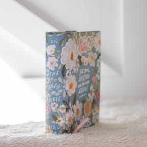K&ouml;nnte beinhalten: Ein Set aus drei Keramikbechern mit gesprenkelter, matter Oberfl&auml;che. Die Becher sind in den Farbt&ouml;nen Creme, Hellgrau und Dunkelgrau gehalten. Jeder Becher hat ein schlichtes, minimalistisches Design, perfekt f&uuml;r Kaffee oder Tee.