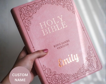 Personalisierte rosa Kunstleder KJV Bibel für Frauen Großdruck benutzerdefinierte Vinyl Name Bibel rosa Glaube inspiriert Geschenk für ihre Rose Gold Namen Geschenke