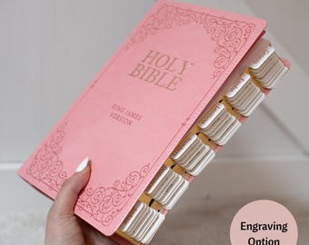 Rosa Bibel mit Namen Gravierte Bibel mit Tabs Kundenspezifisches Geschenk für christliche Frauen Taufe Geschenk Personalisierte Kunstleder Bibel Geschenk Geburtstag