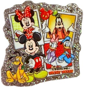 Könnte beinhalten: Ein glitzernder, silberfarbener Ansteckpin mit Micky Maus, Minnie Maus, Goofy, Donald Duck, Daisy Duck und Pluto. Die Charaktere sind in farbenfrohen Illustrationen in gerahmten Bildern dargestellt. Der Text "The Wonderful World of Mickey Mouse" ist sichtbar.