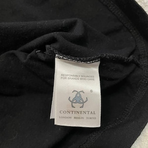 K&ouml;nnte beinhalten: Ein schwarzes Kleidungsst&uuml;ck mit einem wei&szlig;en, rechteckigen Etikett am Halsausschnitt. Das Etikett zeigt den Text RESPONSIBLY SOURCED FOR BRANDS WHO CARE, ein kreisf&ouml;rmiges Logo und den Markennamen CONTINENTAL mit LONDON BERLIN TOKYO darunter.