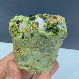 Cristales de granate demantoide verde sobre matriz - Peso: 180 gramos