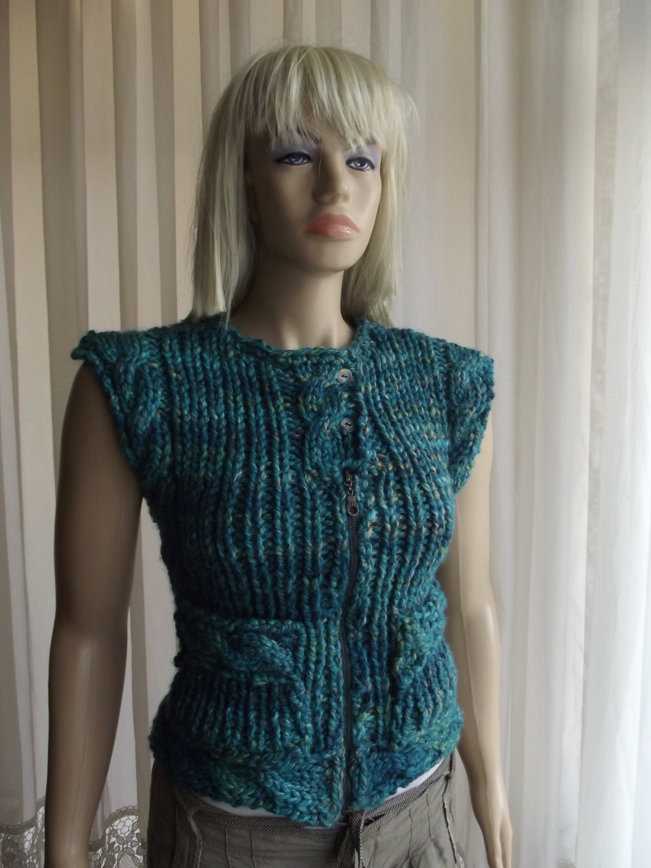 MYSTTE CABLE KNIT VEST