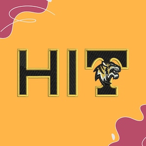 Könnte beinhalten: Ein gesticktes Design mit den Buchstaben H, I und T in Schwarz mit goldenen Umrandungen auf orangefarbenem Hintergrund. Der Buchstabe T enthält eine detaillierte Tigerkopf-Grafik in Schwarz, Weiß und Gold. Abstrakte kastanienbraune Formen in den Ecken.