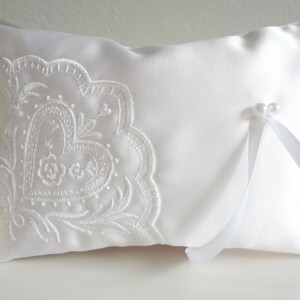 Cuscino portafedi in satin duchesse bianco, cuscino per anelli ricamato