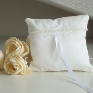 Portafedi bianco con decorazione in pizzo e perle