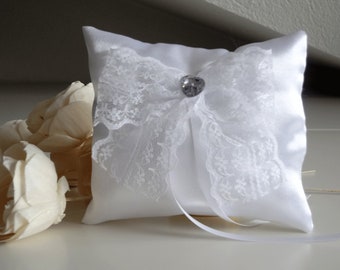 Coussin mariage en satin blanc avec noeud en dentelle