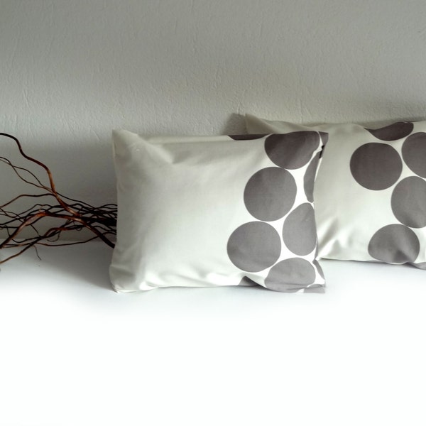 Taies d'oreiller blanc et gris - décor à la maison - points