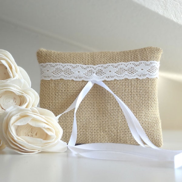 Porte alliance en toile de jute  pour mariage en campagne avec ruban de dentelle - coussin d'alliance