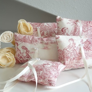 Cuscini portafedi in Toile de Jouy con nastri in satin e perle, pezzi unici