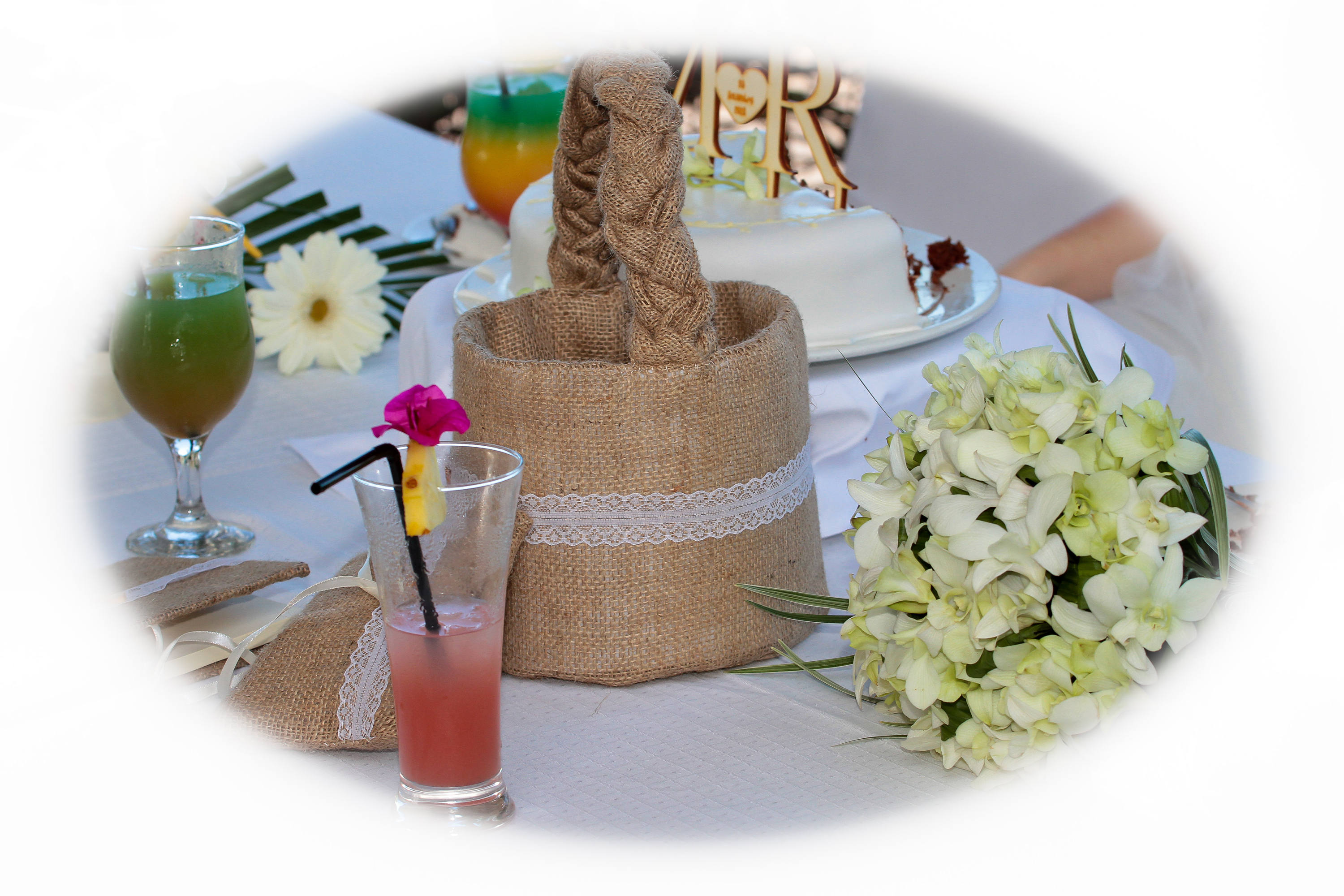 Set Di Accessori Per Matrimonio Rustico In Iuta - Cestini Fiori, Cuscino Anelli, Libro Ospiti E Portapenne - 2