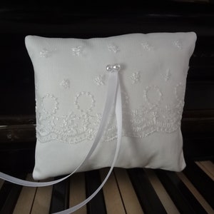 Portafedi bianco con decorazione in pizzo e perla