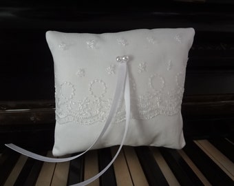 Porte alliance en tissu blanc avec décoration en dentelle