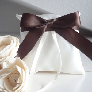 Cuscino portafedi in satin e fiocco in raso marrone