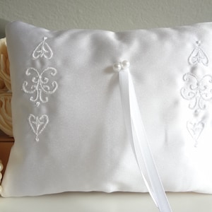 Cuscino portafedi in satin duchesse bianco, cuscino per anelli ricamato