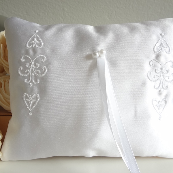 Coussin mariage en satin  duchesse blanc avec broderie